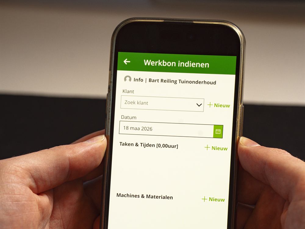 De werkbon-app in de hand: klant, datum, taken en tijden, machines en materialen, met één knop om in te dienen.