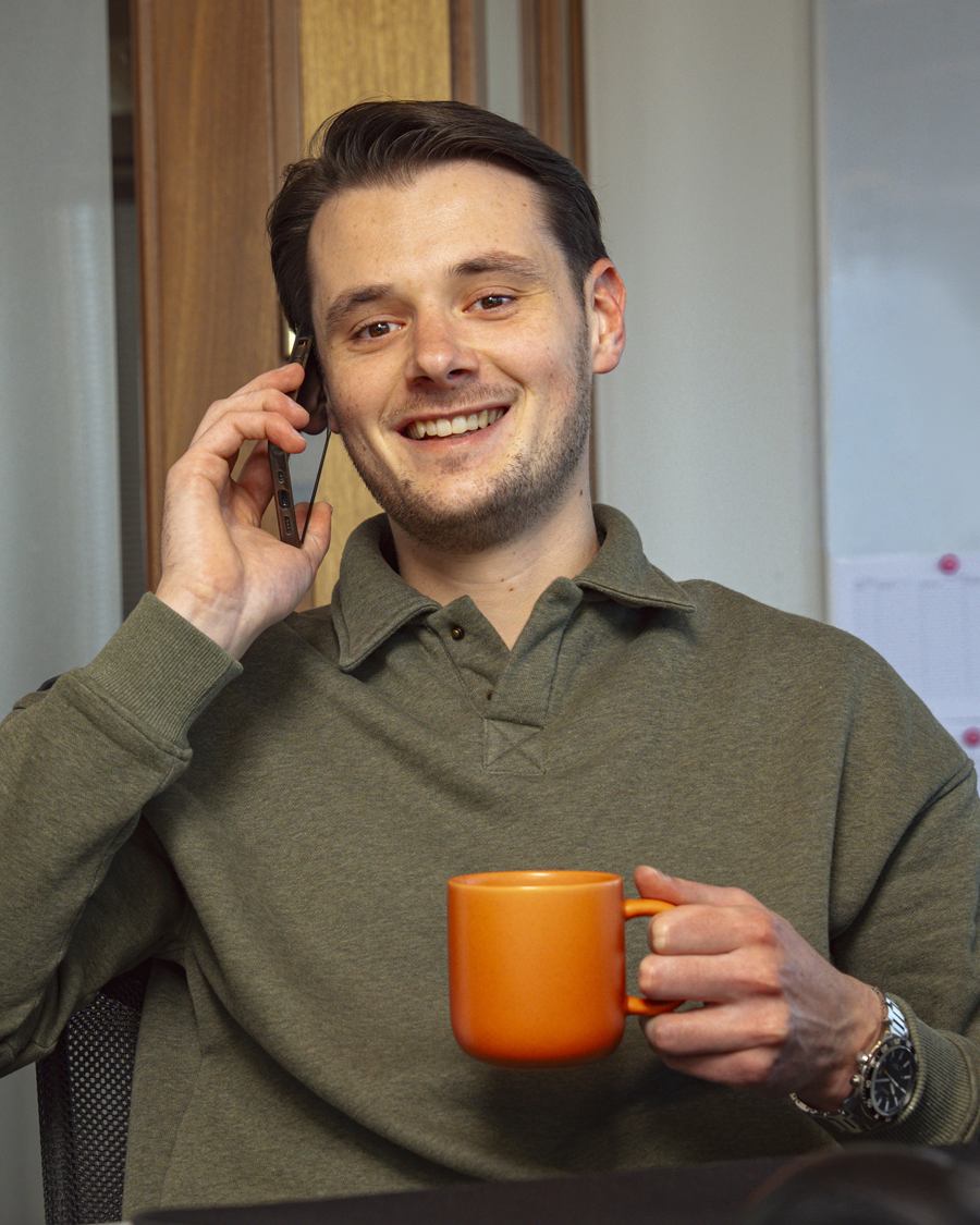 Joris Reiling van furō solutions aan de telefoon op kantoor